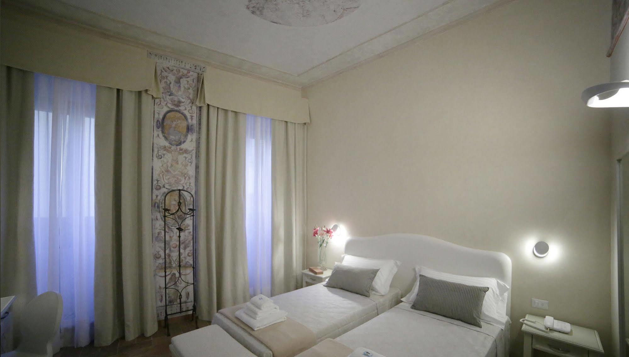 Hotel Renaissance Firenze Bagian luar foto